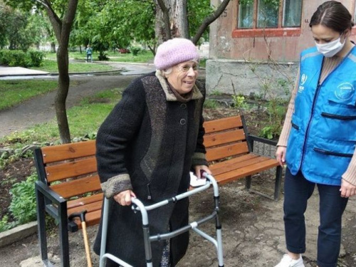 Маломобильной пожилой жительнице Авдеевки волонтеры помогли приобрести ходунки