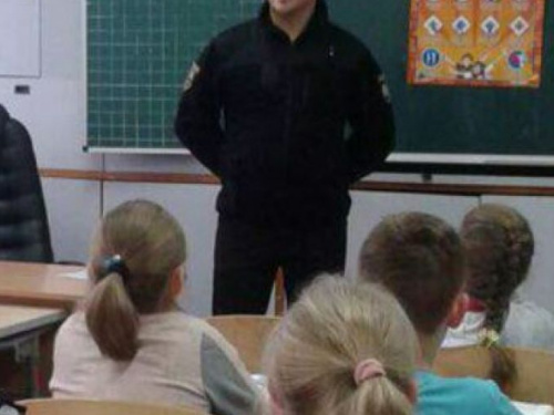 В Авдеевке в школу пришла полиция