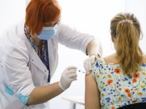 Обязательная вакцинация от COVID-19: кто попал в список и как будут наказывать за отказ