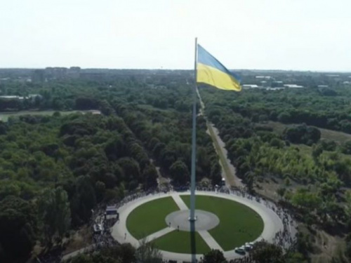 В Краматорске подняли самый большой в Донецкой области флаг Украины