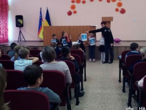 Правоохранитель из Авдеевки провела правовые уроки для школьников Очеретино (ФОТО)