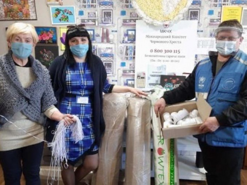Гуманитарная организация обеспечила Ласточкино материалами для пошива защитных масок