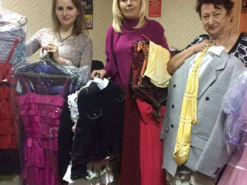 Авдеевские выпускницы оденутся в платья, собранные благотворителями со всей Украины (ФОТО)