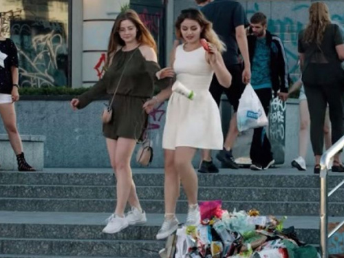 В Киеве "живая" куча мусора гонялась за людьми (ВИДЕО)