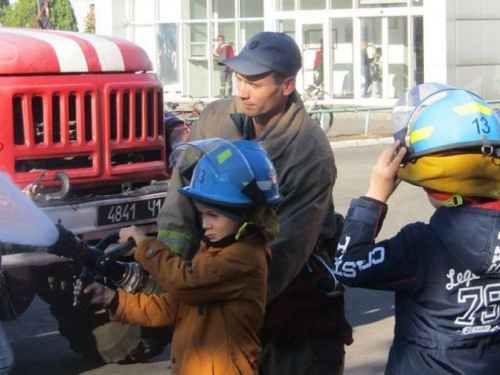 Авдеевские школьники пришли в гости к спасателям (ФОТО)