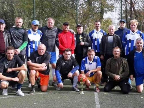 Авдеевские ветераны футбола провели матч памяти тренера Бориса Симонова