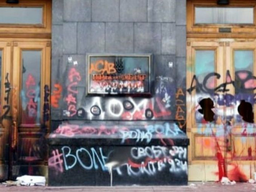 Художня галерея хоче викупити в Офісу Президента двері, які постраждали під час протестів на Банкові
