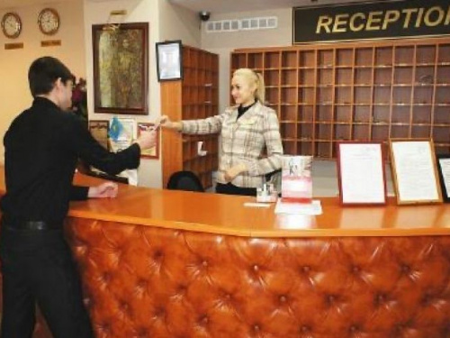Живая грелка, менеджер по загару и "номер-антихрап": необычные услуги, что предлагают в отелях