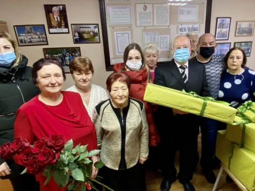 Авдеевские коксохимики поздравили городскую общественную организацию ветеранов с 35-летием создания