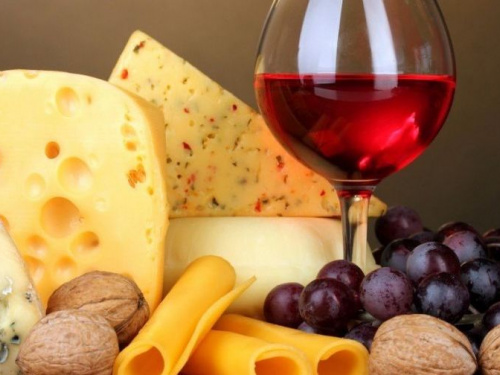 Лучший сомелье раскрыл секрет правильного выбора вина к сыру, рыбе и мясу