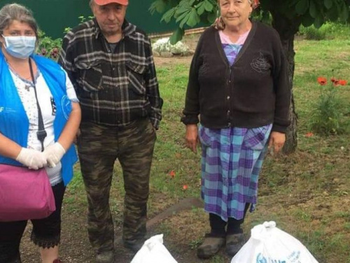 Жители Ясиноватского района получили 300 продуктовых наборов