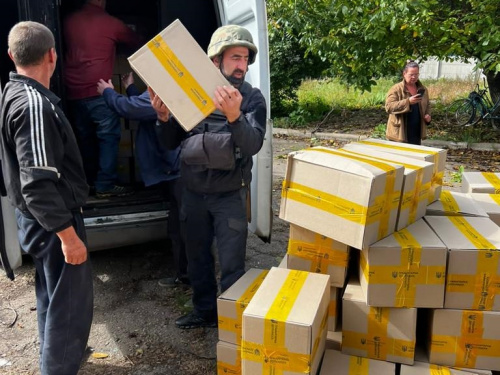 Авдіївські поліцейські під обстрілом доставили гуманітарну допомогу до населених пунктів Очеретинської ОТГ