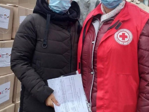 Кому в Авдеевке дали гуманитарную помощь от «Общества Красного Креста Украины»