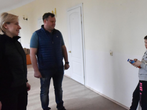 Ірина Верещук відвідала Центр розміщення переселенців, створений Метінвестом у Запоріжжі