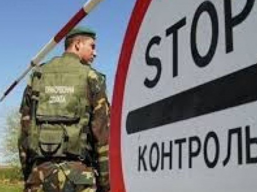 На КПВВ Донбасса за сутки дважды выявляли выданные боевиками "документы"