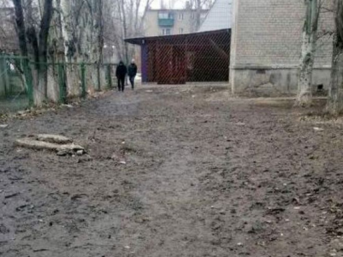 Жители Авдеевки просят коммунальщиков обустроить дорожку в районе парка на улице Гагарина