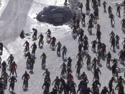 Сотни велосипедистов упали с "Адской горы" (ВИДЕО)