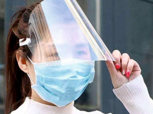 Минздрав призвал работников сферы обслуживания сменить пластиковые маски на защитные медицинские