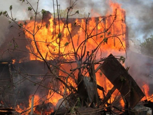 При пожаре в Донецкой области пострадали три человека