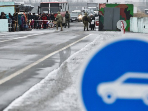 На КПВВ в Донбассе морозным утром скопилось более 900 машин