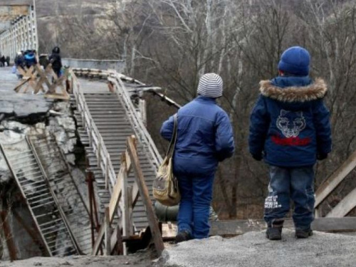 Тысячи людей вынуждены преодолевать аварийный мост для пересечения линии разграничения на Донбассе (ВИДЕО)