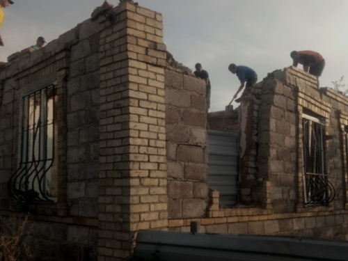 ВИДЕОФАКТ. Спасатели ГСЧС  работают над восстановлением  домов в Авдеевке