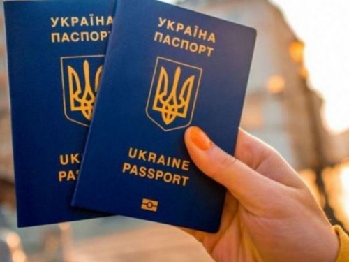 Кабмін дозволив видавати паспорт громадянина України та закордонний паспорт за кордоном