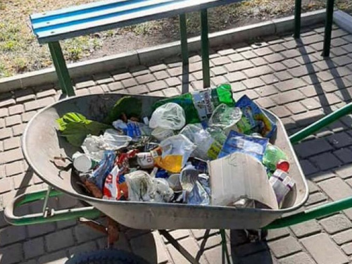 Авдеевские коммунальщики убрали с улиц "праздничный" мусор (ФОТО)