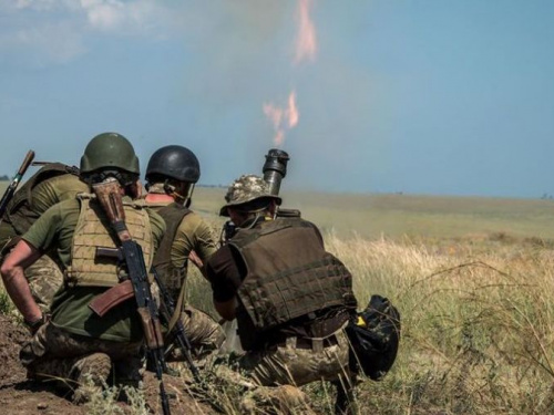 На Донбассе боевики ударили по украинским позициям из тяжелой арты, ранен боец ВСУ