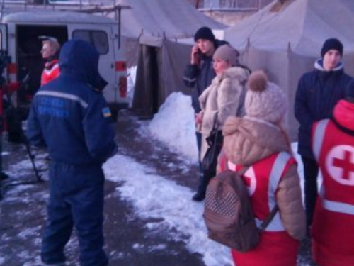 Одеяла, пластиковые щиты и предметы первой необходимости  от Красного Креста прибыли в Авдеевку