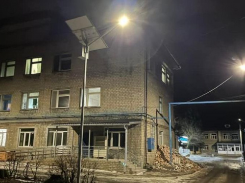 В Авдіївці на території центральної лікарні встановили ліхтарі на сонячних батареях