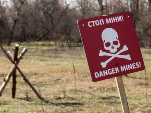 Словакия передала Донецкой области таблички "Осторожно, мины!" для установки в прифронтовой зоне