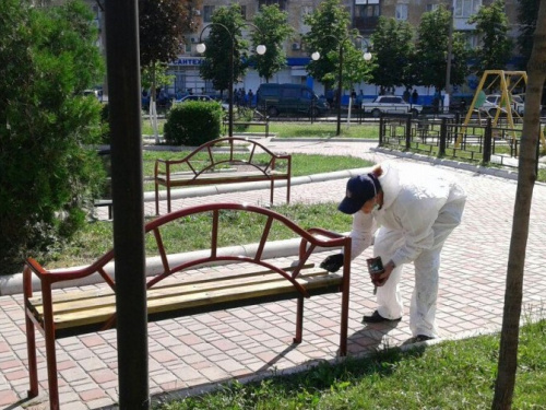 В Авдеевке волонтеры приводят в порядок детские площадки (ФОТОФАКТ)
