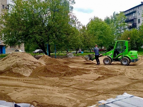 На новой детской площадке, которую строит для города Метинвест, кипит работа (ФОТОФАКТ)