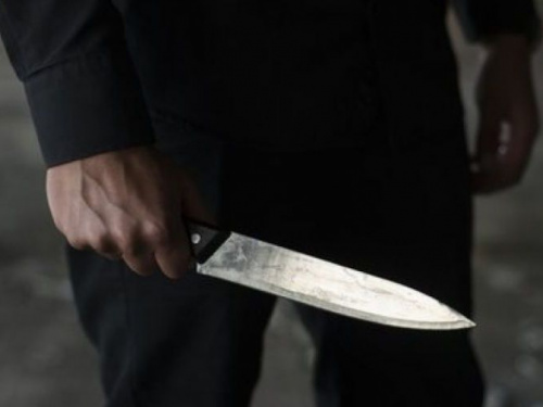 Поліцейські Авдіївки притягують до відповідальності чоловіка, який вдарив ножем свого знайомого