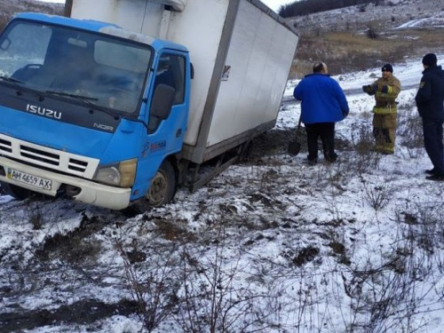 Спасатели Авдеевки вытащили из ледяного плена авто с продуктами