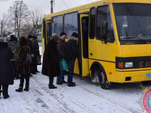 Полицейский служебный автобус  будет возить людей из старой части Авдеевки в центр города (ФОТО)