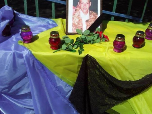 Погибшего под Авдеевкой воина с почестями похоронили в Донецкой области