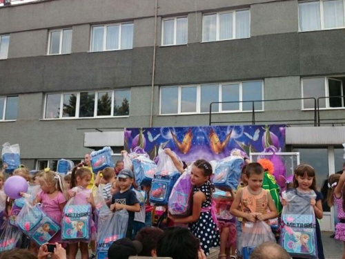 Авдеевским первоклассникам подарили праздник и школьные портфели от Метинвеста (ФОТО)