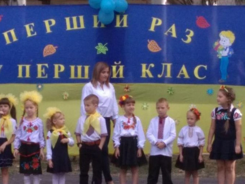 Фоторепортаж: День знаний в Авдеевке - вышиванки, юбилей, улыбки и слёзы
