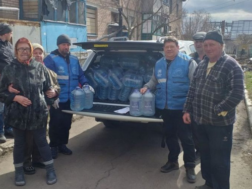 Жителям поселка Опытное доставили около 7 тонн питьевой воды