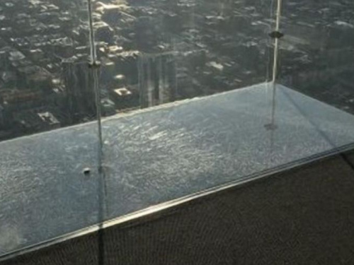 В США треснул стеклянный пол на высоте 442 метра (ВИДЕО)