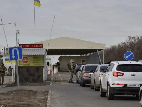 На неподконтрольную территорию Донецкой области пропустили грузовики с помощью