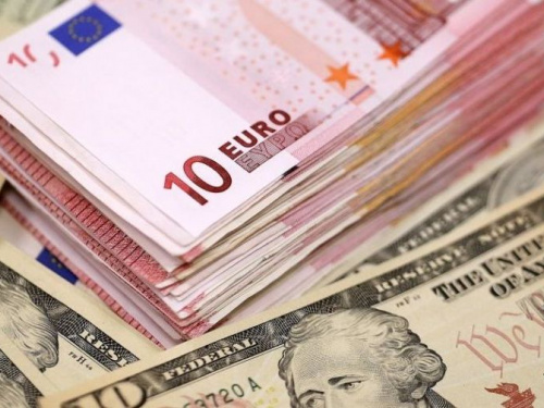 Доллар и евро продолжают стремительное падение по отношению к гривне
