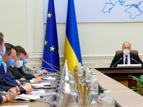Кабмин выделил дополнительную соцпомощь украинцам: кто и сколько получит