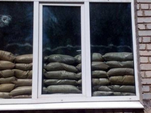 В прифронтовой Марьинке снаряд попал в окно школы (ФОТО)