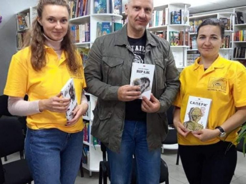Гости фестиваля "Авдеевка ФМ" подарили городской библиотеке свои книги 