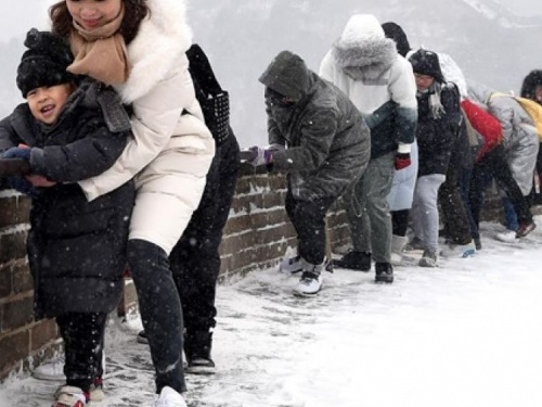 Великая Китайская стена стала "ледяной горкой" (ФОТО+ВИДЕО)