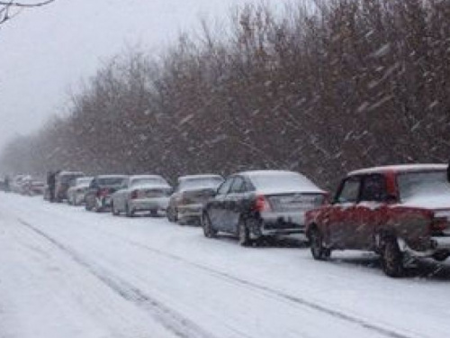 У линии разграничения на Донбассе собралось более 400 авто