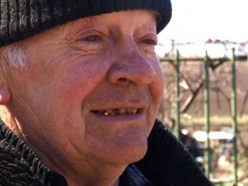 70-летний волонтер из Орловки чинит авто военным